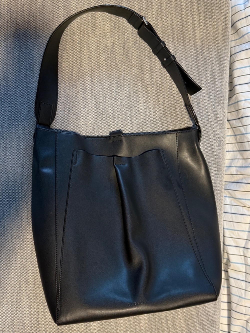 Everlane Studio Bag in black (Shoulder Tote with Front Pleat)